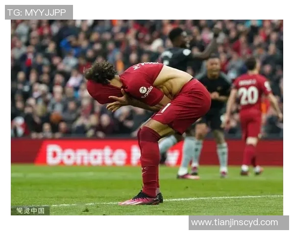 哈格里夫斯:姆伯莫的体现让我想起萨拉赫,在禁区邻近拿球很沉着